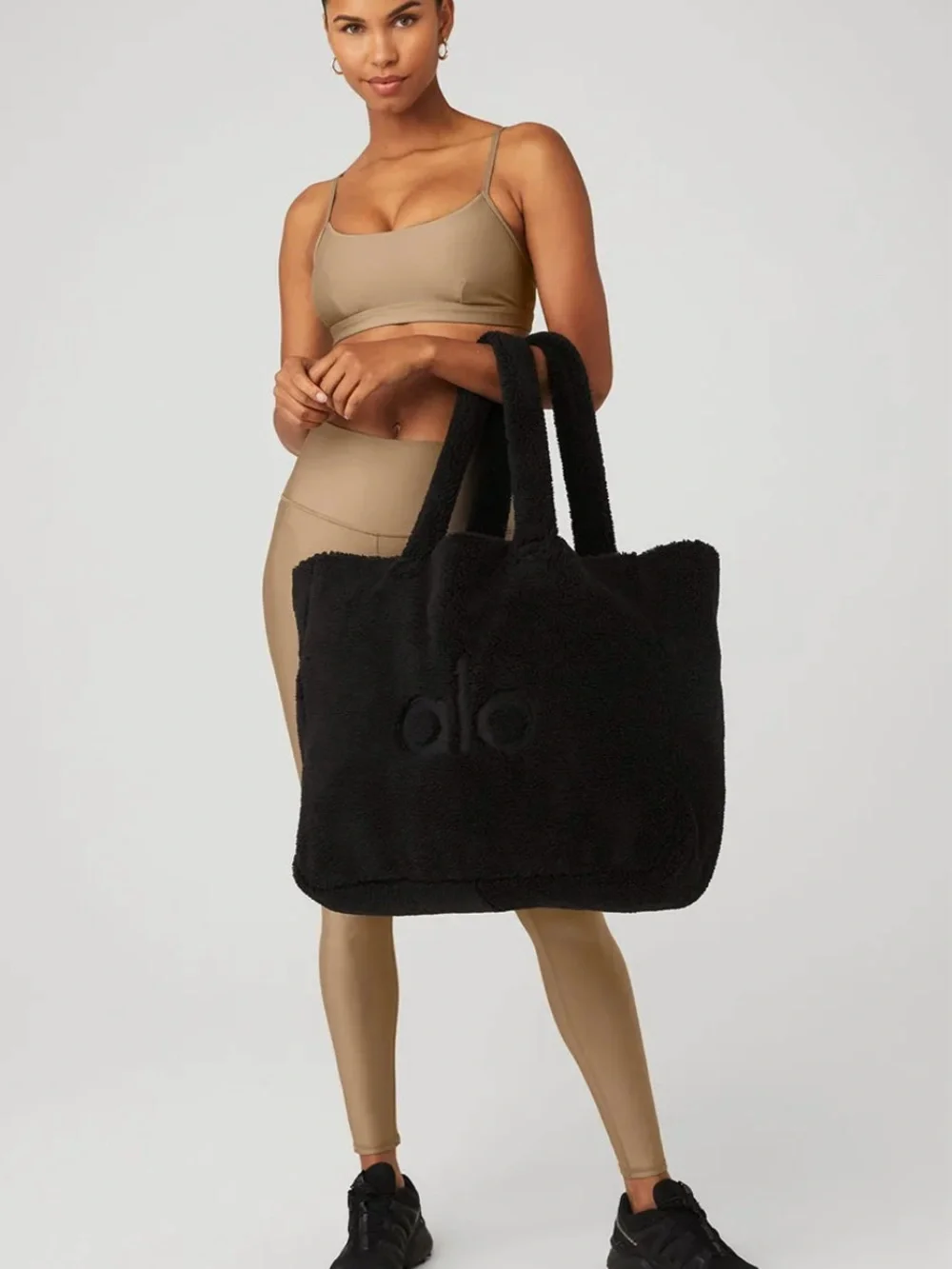alo foxy sherpa tote in black